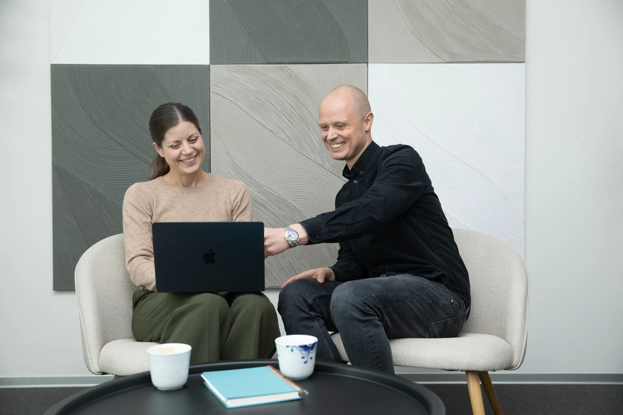 Charlotte og Martin arbejder sammen ved skrivebordet