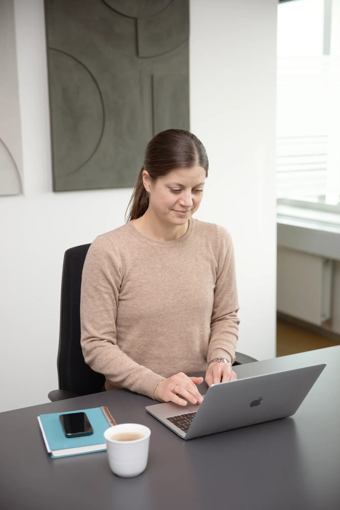 Charlotte arbejder ved sit skrivebord